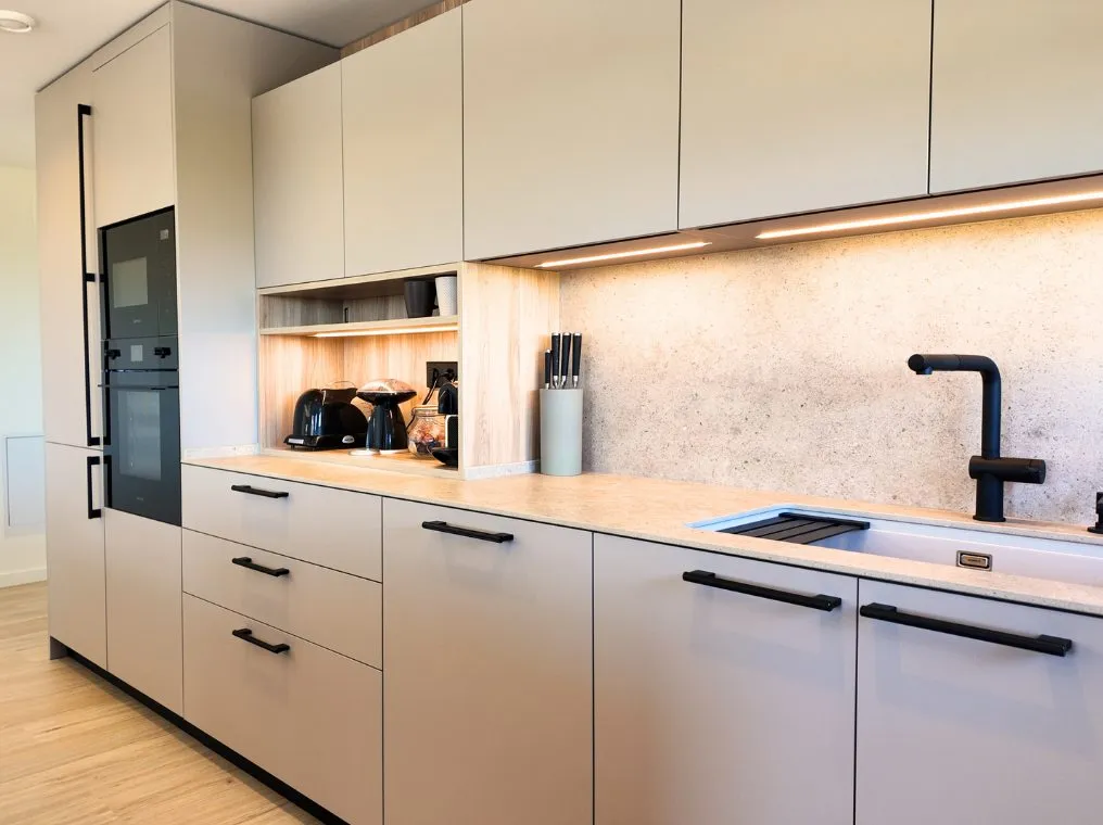Cocina abierta al salón con isla y mesa integrada