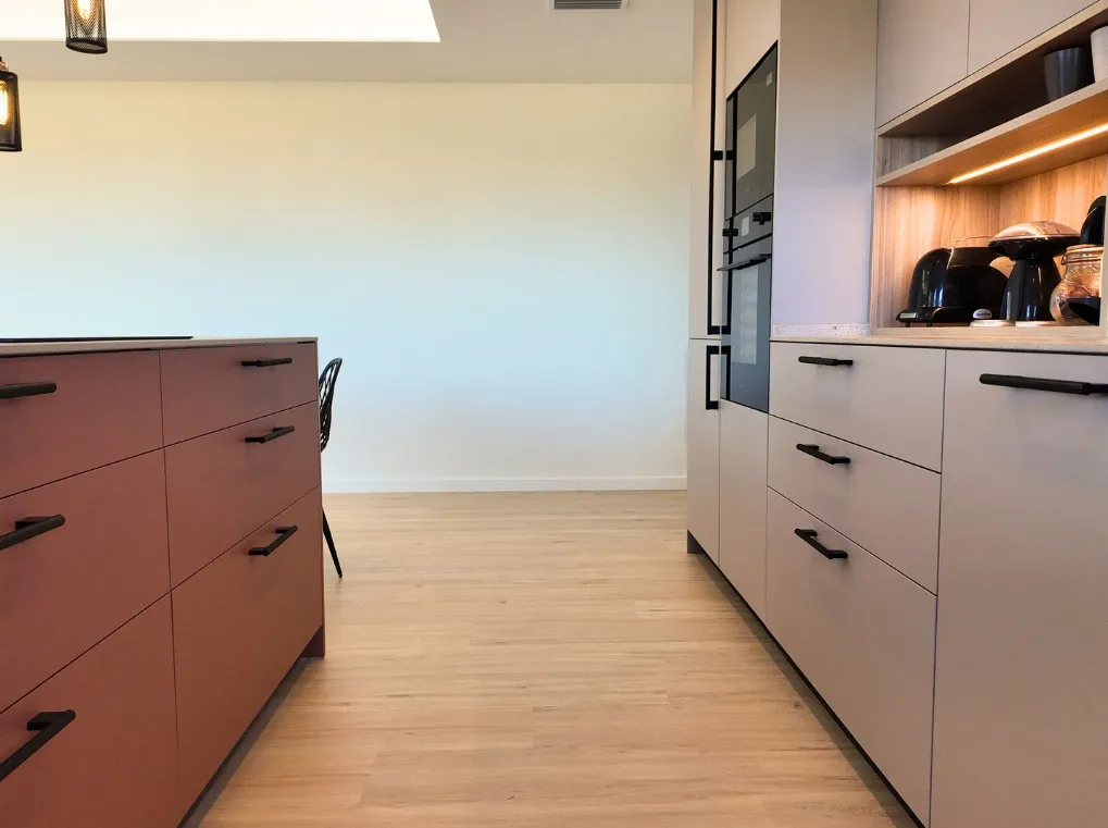 Cocina abierta al salón con isla y mesa integrada