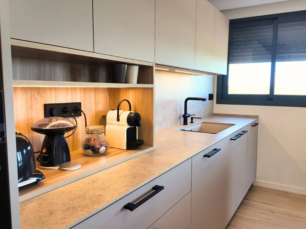 Cocina abierta al salón con isla y mesa integrada