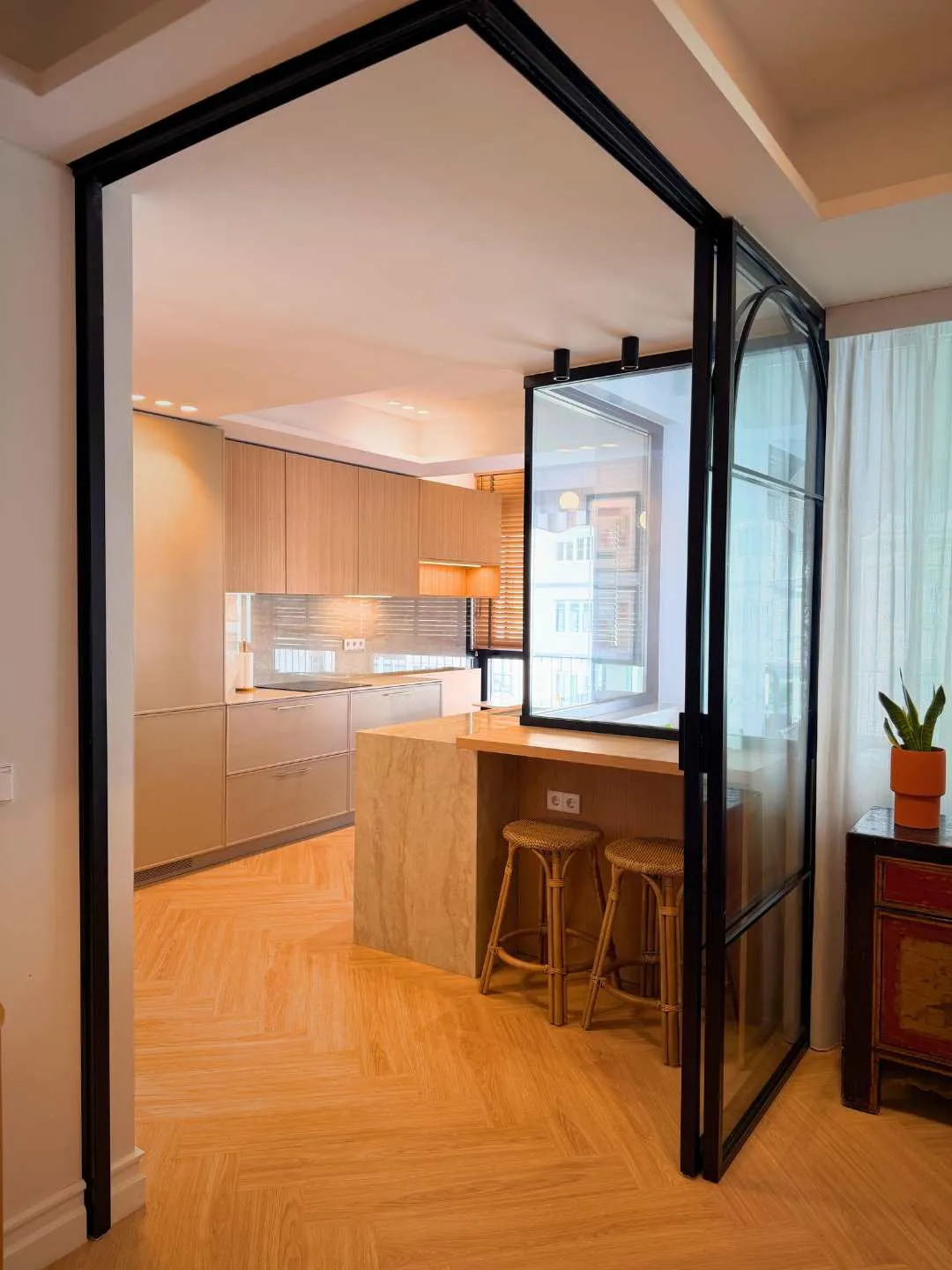 cocina semiabierta al salón con cerramiento escamoteable
