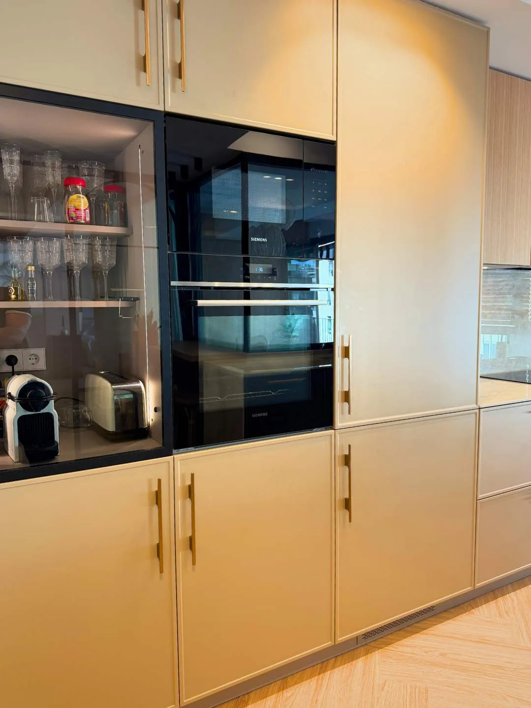 cocina semiabierta al salón con cerramiento escamoteable