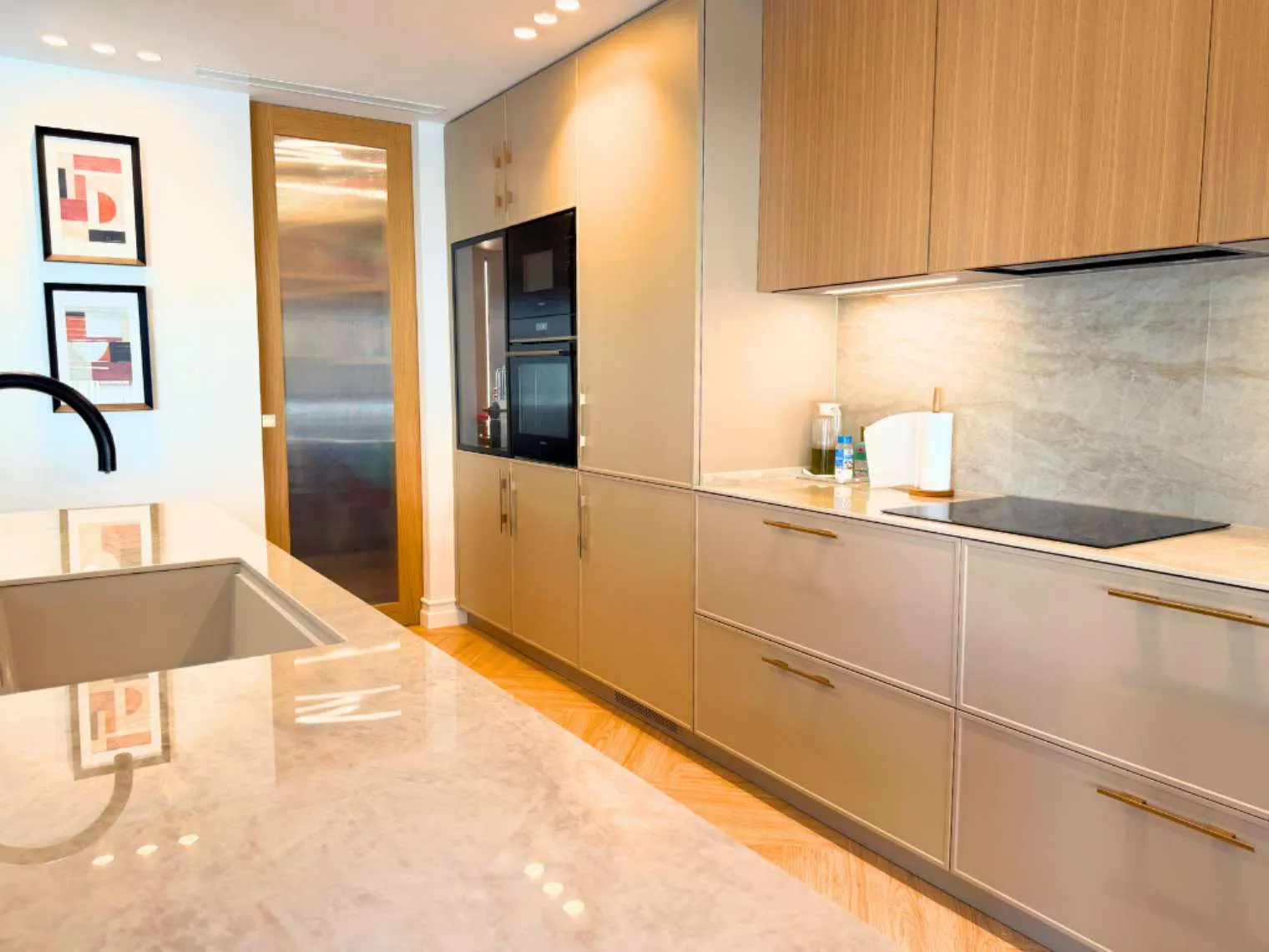 cocina semiabierta al salón con cerramiento escamoteable
