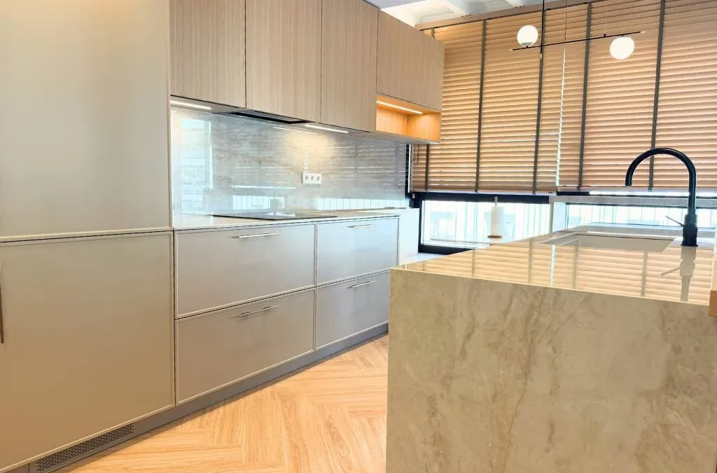 Cocina semiabierta al salón con cerramiento escamoteable