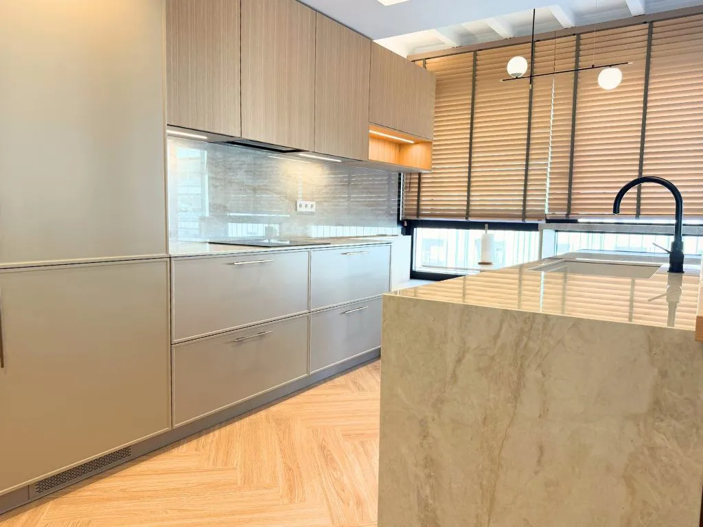 cocina semiabierta al salón con cerramiento escamoteable